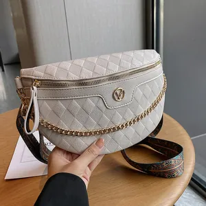 Schicke beigefarbene Stepp-Brusttasche mit goldenem V-Logo und breitem Boho-Gurt