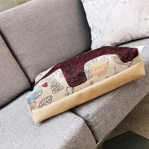 Dettaglio della borsa tote jacquard con trama, motivo a orso e base in tela