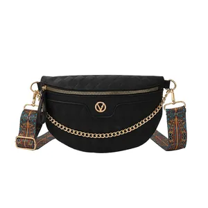 Schwarze gesteppte Gürteltasche mit Goldkette und buntem breitem Schultergurt im Ethno-Stil
