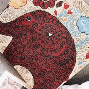Dettaglio del ricamo a elefante su borsa in tela con trama mandala complessa