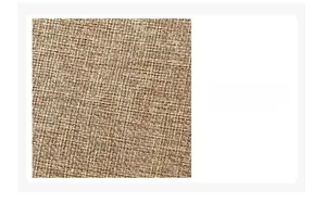 Primer plano de la textura de lino natural y los detalles del tejido de este bolso