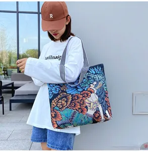 Dettaglio borsa tote grande in tela con stampe floreali e tracolla a strisce