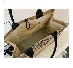 Detalle de la estructura interna con bolsillo de cremallera en el bolso de yute