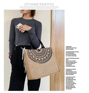 Bolso tote de lino con estampado de mandala y asa redonda lucido por una modelo