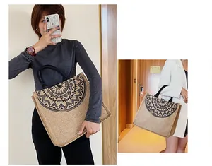 Detalle de bolso tote de yute grande con patrones geométricos negros y asas de cuerda