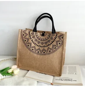 Détail du sac cabas en jute avec imprimé mandala noir et fermeture à bouton