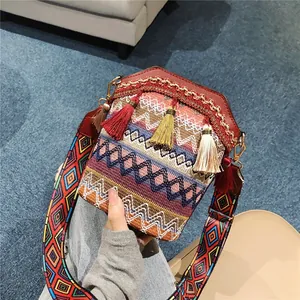 Borsa a secchiello etnica boho con motivi geometrici colorati e nappe decorative