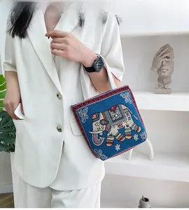 Borsa a mano blu in stile etnico con raffinati ricami di elefanti e motivi floreali