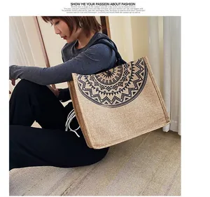 Detalle de bolso tote de lino con estampado de mandala negro y correa de hombro resistente