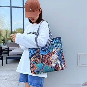 Borsa tote artistica in tela con ricami colorati e manici a righe bianche e nere