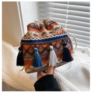 Détail du sac seau bohème avec motifs tissés colorés et longues franges décoratives