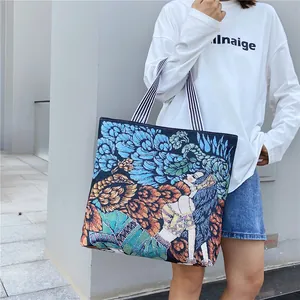 Grande borsa tote in tela ricamata con motivi floreali e manici a righe