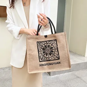 Grand sac cabas en jute avec imprimé mandala et poignées noires pour le shopping
