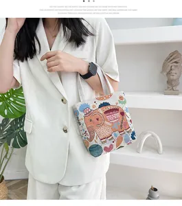 Dettaglio della piccola borsa tote in lino con illustrazione colorata di elefante e manici
