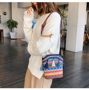 Dettaglio della borsa a secchiello boho con trama jacquard multicolore e nappe vivaci