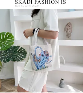 Vista dettagliata di una borsa in tela beige con stampa etnica di elefante blu