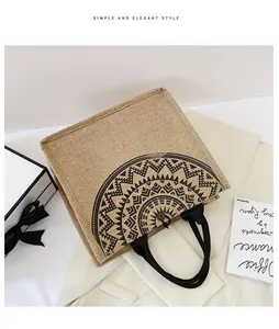 Detalle de bolso tote de yute natural con patrón de mandala negro y cierre de botón
