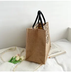 Vue détaillée du grand sac en toile de jute avec imprimé ethnique et anses en corde