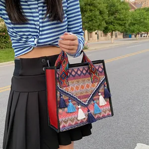 Sac seau ethnique tissé avec motifs géométriques colorés et pompons bleus pour femme