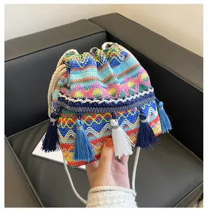 Vue détaillée du sac seau bohème en tricot avec motifs géométriques et des glands