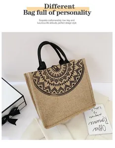 Detalle del bolso tote de yute con diseño de mandala negro y cierre de botón de madera natural