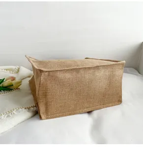 Gros plan d'un grand sac cabas en jute montrant la texture tissée et les coutures solides