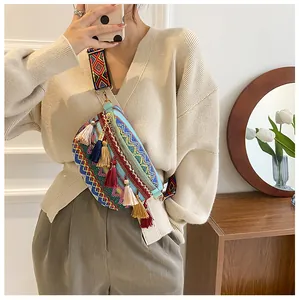 Bolso de pecho étnico bordado con borlas coloridas y correa con patrón para mujer
