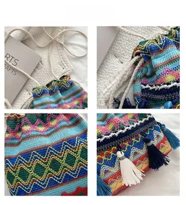 Détails d'un sac seau bohème avec broderie colorée et finitions à glands élégants