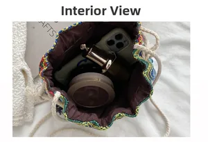 Vue intérieure du sac seau ethnique tissé montrant le cordon de serrage et l'espace