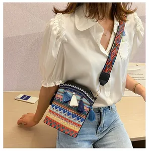 Secchiello etnico boho con motivi geometrici colorati e dettagli di frange blu