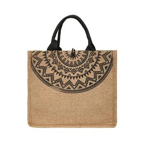 Bolso de yute grande con estampado geométrico negro y cierre de botón de madera en blanco