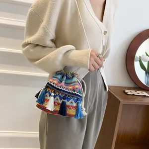 Sac seau bohème ethnique avec motifs tissés colorés et pompons bleus pour femmes