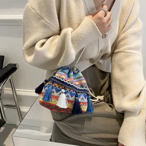 Sac seau tissé bohème ethnique avec glands colorés et motifs géométriques vibrants