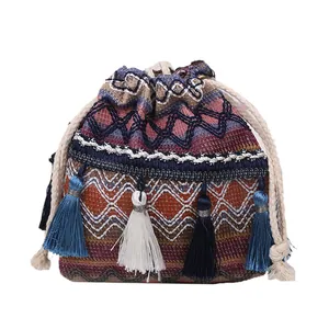 Sac seau ethnique bohème avec motifs géométriques colorés et longs pendentifs à glands