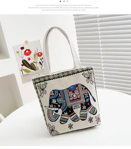 Dettaglio del ricamo etnico con elefante su una borsa in tela color beige