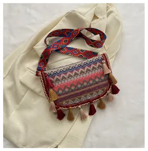 Sac bandoulière ethnique bohème avec motifs géométriques colorés et détails de glands