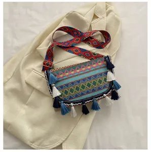 Sac bandoulière bohème ethnique aux motifs géométriques colorés et longues franges
