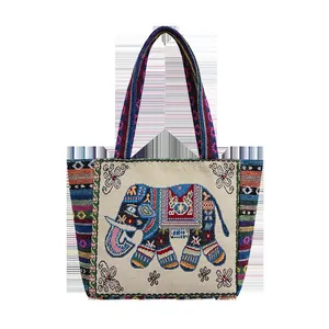 Borsa tote in maglia etnica con ricamo a elefante e motivi geometrici colorati