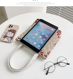 Borsa in lino con ricamo etnico e vista interna che mostra lo spazio per tablet