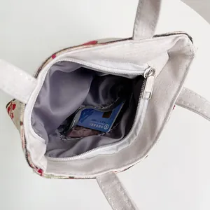 Borsa tote vintage in tela ricamata con motivi floreali rossi e tasca interna con cerniera