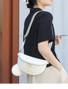 Détail du sac coquille en cuir matelassé blanc avec bandoulière folk et petit porte-monnaie