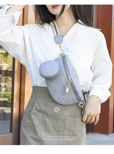 Détail d'un sac ceinture matelassé bleu gris avec petit porte-monnaie et bandoulière