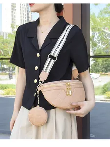 Sac bandoulière matelassé rose tendre avec large sangle géométrique et mini pochette ronde