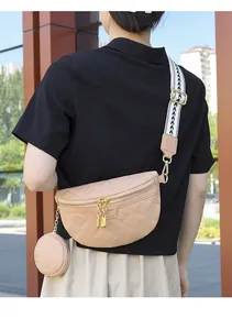 Détail d'un sac bandoulière beige matelassé avec sangle large et petit porte-monnaie