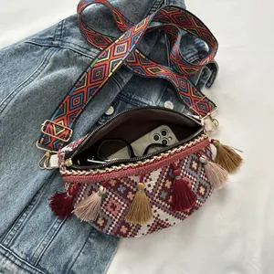 Détail de l'intérieur du sac tissé bohème montrant l'espace pour téléphone et lunettes