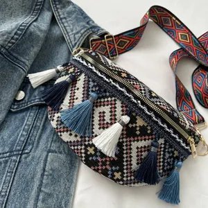 Détail du sac jacquard bohème avec pompons bleus et bandoulière tissée géométrique