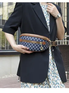 Dettaglio del marsupio in tela monogramma blu con finiture in pelle marrone