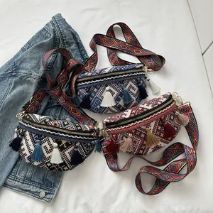 Détail de trois sacs banane ethniques tissés avec glands colorés et bandoulières à motifs