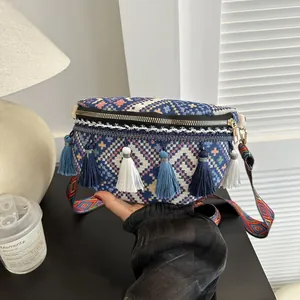 Gros plan sur la broderie ethnique du sac ceinture avec franges et bandoulière tissée