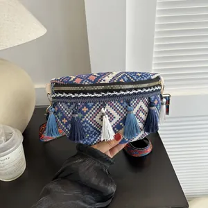 Détail du sac de poitrine tissé ethnique avec glands colorés et motifs de losanges